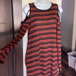 Cut out shoulder long sleeve dress